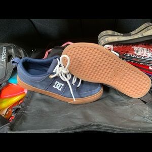 DC navy blue suede shoe